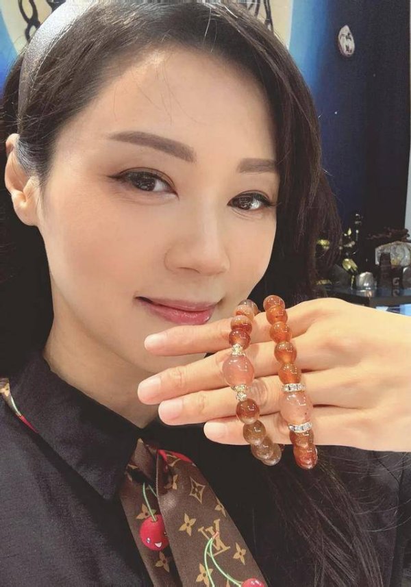 实盘配资网站论坛 TVB前女星罕见曝光近况! 已转行做占卜师，生娃时一度血崩险死